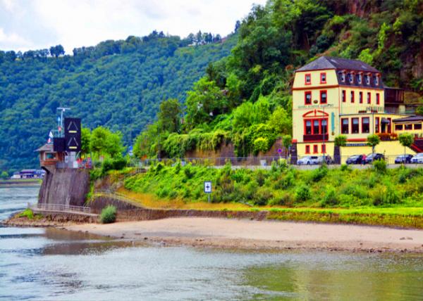 2017-08-19_St Goar_Navigation Signals near Hotel Schöne Aussicht �����Ƶ긽���ĺ�����0001.JPG