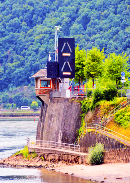 2017-08-19_St Goar_Navigation Signals for the Loreley-20001.JPG