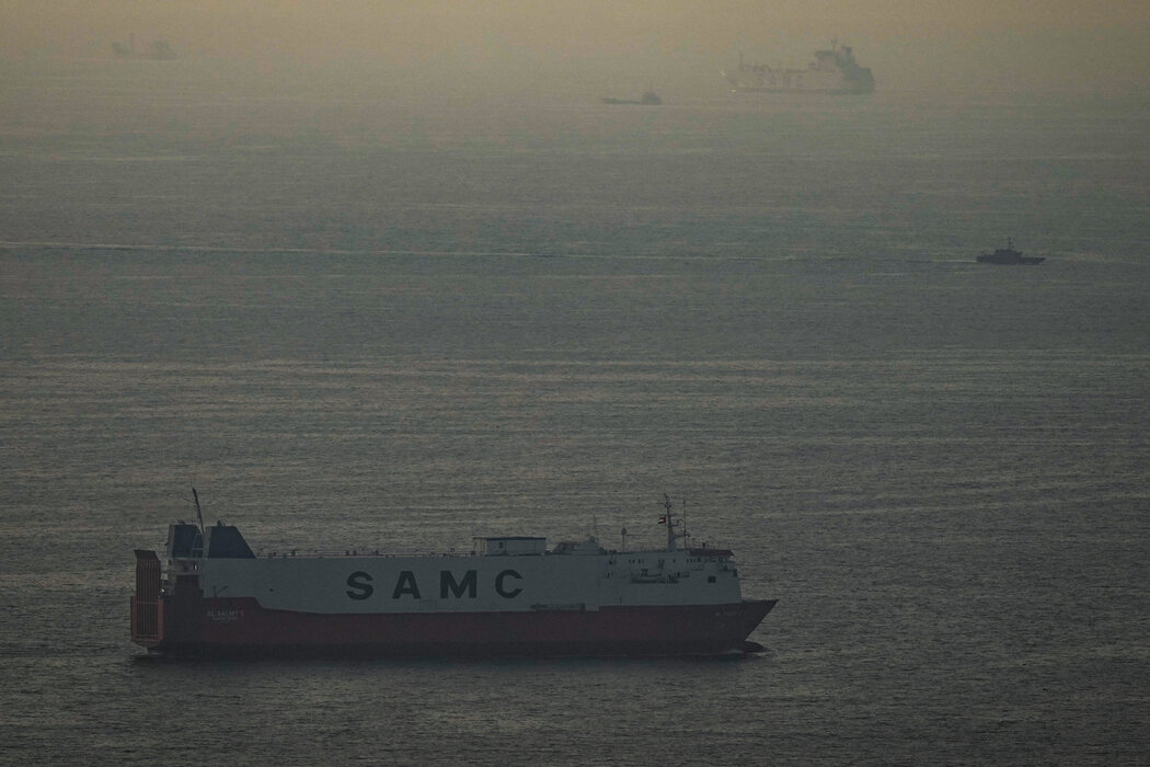 周四,波斯湾驶向霍尔木兹海峡的货轮。