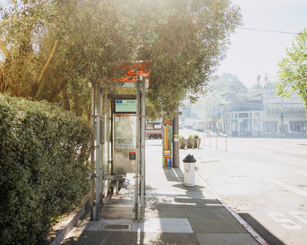 ������������ײ��һ���ĿڵĹ�����վ����վ�ڳ����б��ٺ��ؽ���