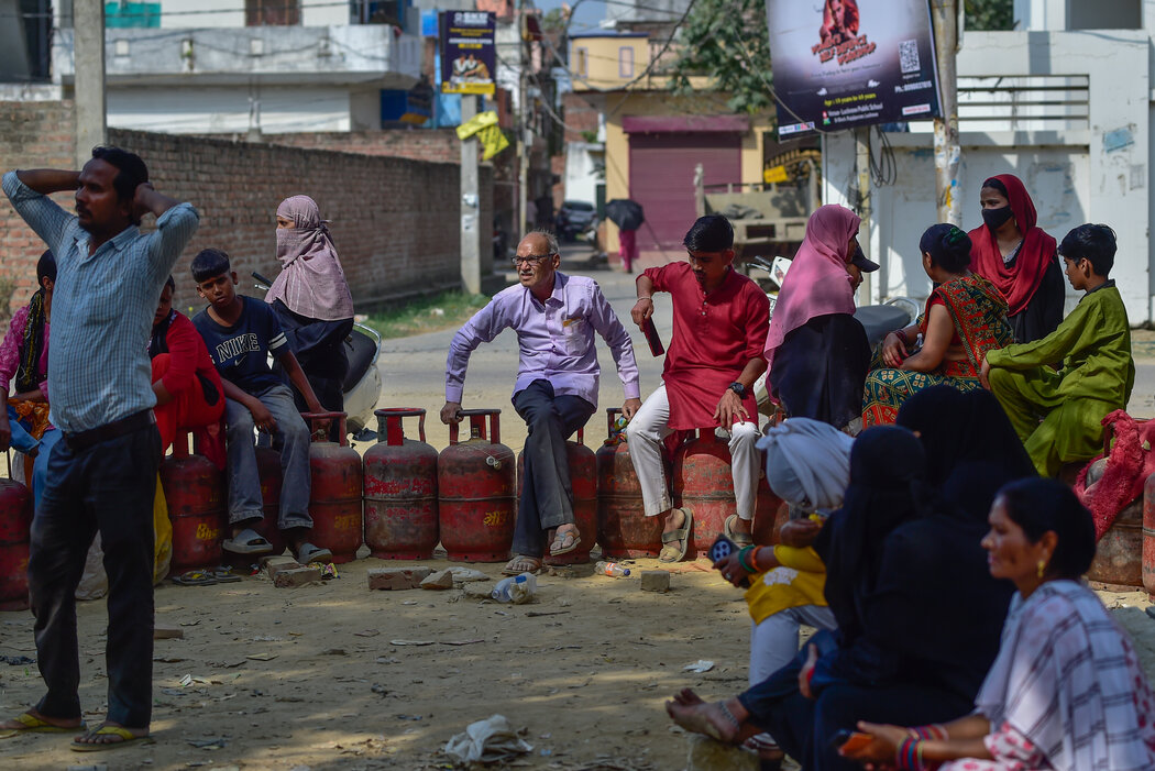 周四,印度勒克瑙,人们排队等待补充液化石油气罐。