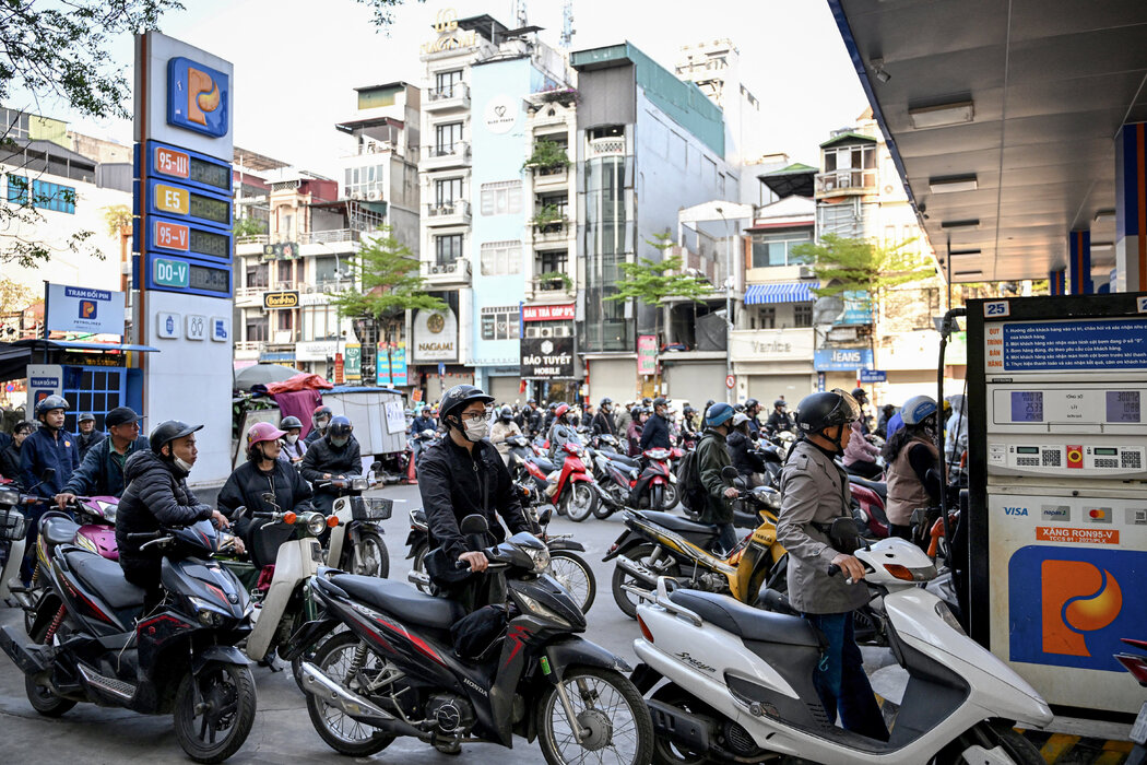 上周,越南河内的一处加油站。该国有近四分之三的航空燃料依赖进口。