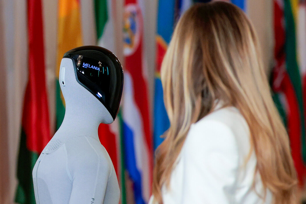 机器人头部的屏幕上显示着第一夫人的名字。