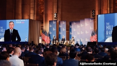 ӡ�ڰ����ݹ��͵����������Ա��ķ�����˹(Jim Banks)��ϯ��ɽ����̳��(Hill and Valley Forum)һ�������й��Ĺ�����ҵģʽ������ר�������Ϸ��ԡ�(2026��3��24��)