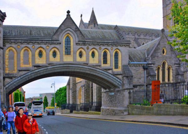 2016-07-10_Christ Church Cathedral_Stone Bridge Leading to Synod House ��������á�ͨ���ڽ̻����¥��ʯ��-40001.JPG