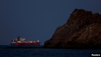 資料照片:在美以與伊朗衝突的背景下,隨着霍爾木茲海峽的航運流量下降,“卡利斯托”號油輪在阿曼馬斯喀特附近停泊錨定。(2026年3月10日)