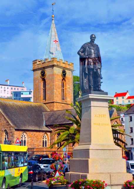 1774620593822158.jpg 2016-07-08_Monument to Prince Albert & Parish Church of St Peter Port & Albert Pier 阿尔伯特王子纪念碑与圣彼得港教区教堂0001.JPG