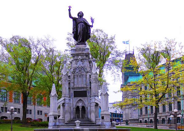 2017-05-28_Place d'Armes_Fontaine Monument de la Foi.jpg