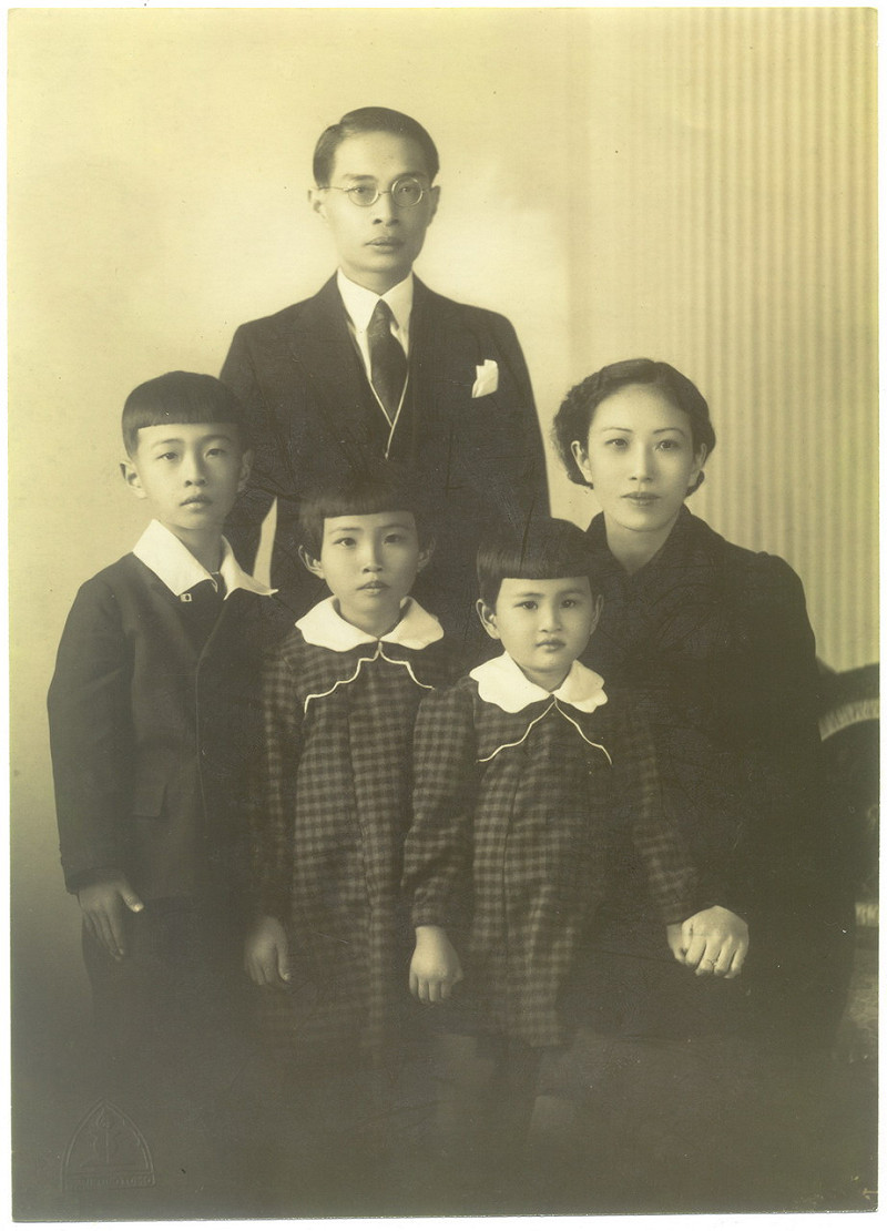 刘明电与妻子离台赴日时全家合影。 图:刘一心提供