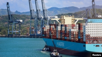 资料照片:在巴拿马城,一艘集装箱船正由拖船引导驶入巴拿马港口(2026年1月30日)