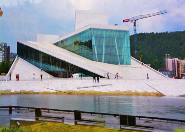 2016-06-26_She Lies in front of Oslo Opera House ��˹½���Ժ0001.JPG
