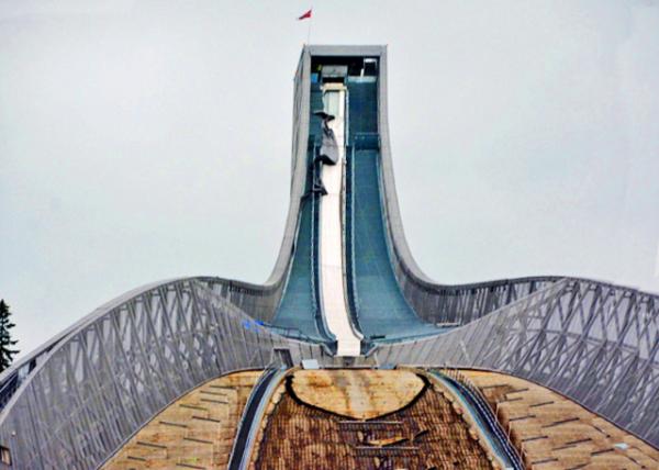 2016-06-26_Holmenkollen_Façade of Ski Jumping Hill ��ʯ�ݵء���̨��ѩɽ����-20001.JPG