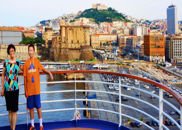 2015-06-14_View from the Port of Naples on Castle Nouvo ���ǲ���˹�ۿڸ���±�.jpg