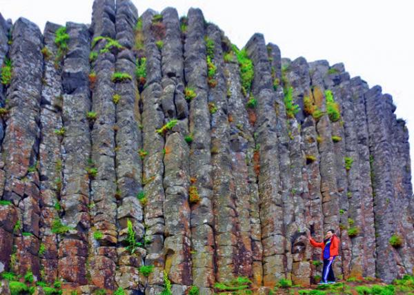 2016-07-11_Giant's Causeway_Red Basaltic Prisms ����������-10001.JPG