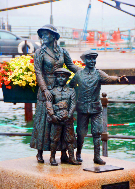 2016-07-09_Statue Annie Moore & Her Brothers. Annie was the 1st person to be admitted to the USA through the new immigration centre at Ellis Is on 1 Jan 1892.0001.JPG