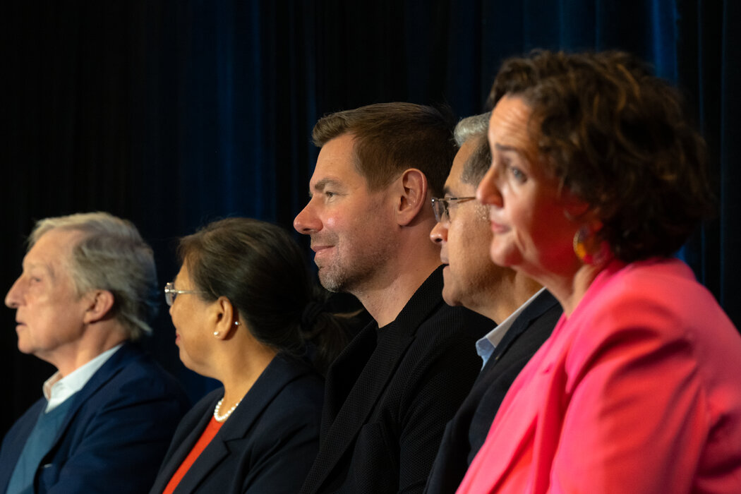 斯沃韦尔(中)与其他加州州长候选人合影。