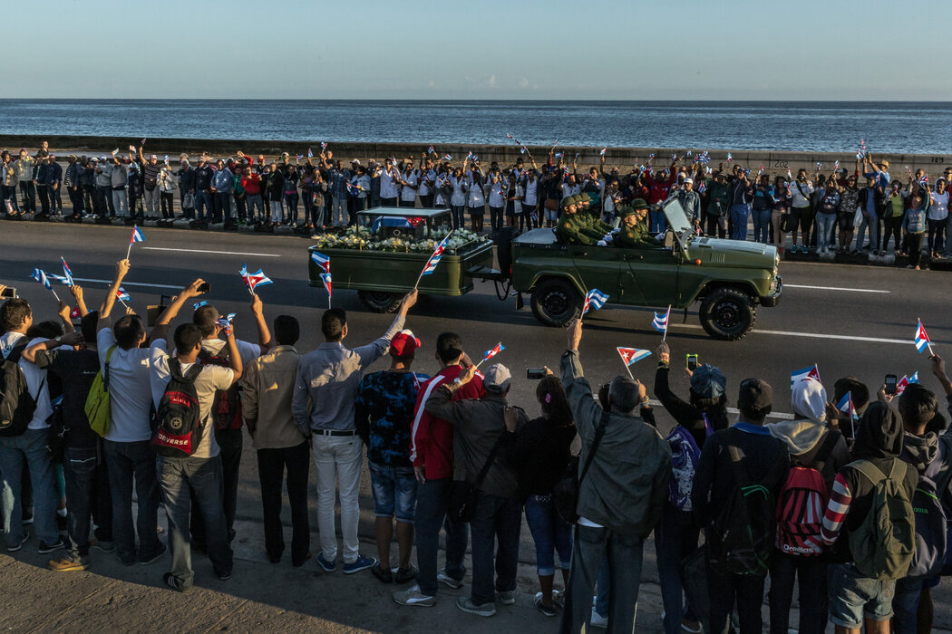 2016年,载有菲德尔·卡斯特罗遗体的灵车行经哈瓦那市中心。