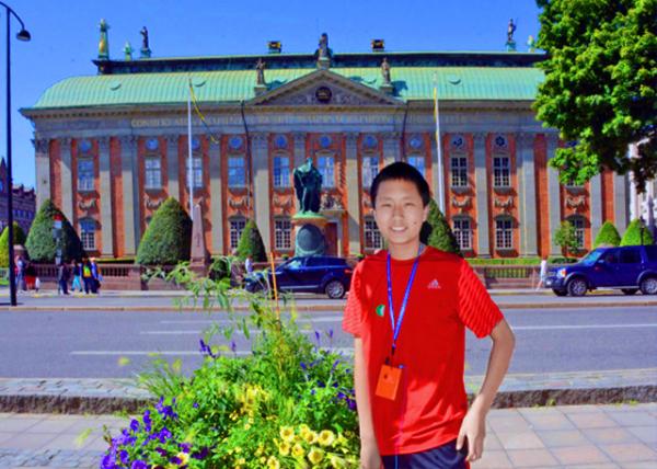 2016-07-04_House of Nobility_South End w Statue of Gustaf Eriksson Vasa. Inscription CLARIS MAIORUM EXEMPLIS.����֮�ҡ��϶�Ϊ��˹���򡤰����ɭ���������񲢿���������Ϊ����0001.JPG