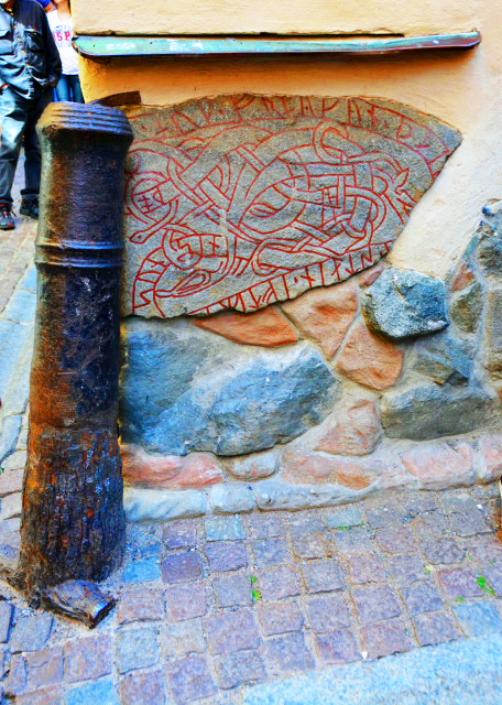 1774923714904444.jpg 2016-07-04_Skomakargatan Shoemaker Street_Cannonball & Runestone 鞋匠街·炮弹与如尼石刻0001.JPG