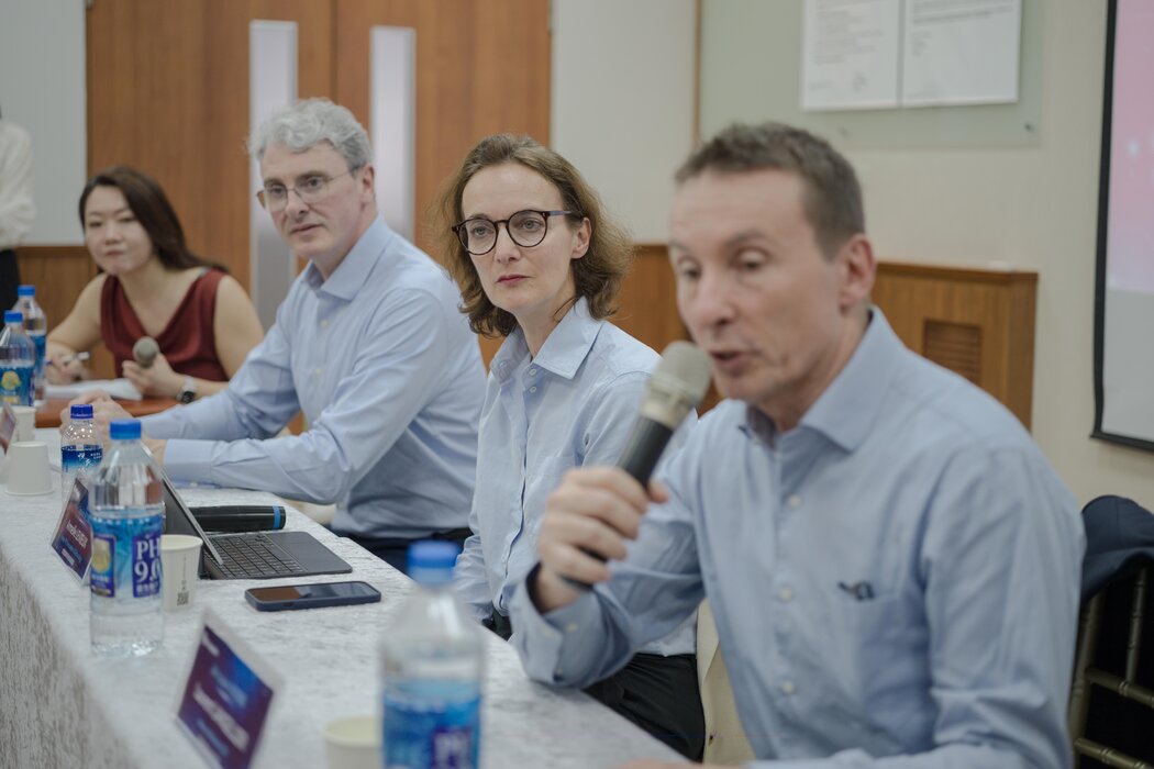 上周三,液化空气集团高管阿梅尔·勒维厄(中)及其他高管在台中发表了讲话。