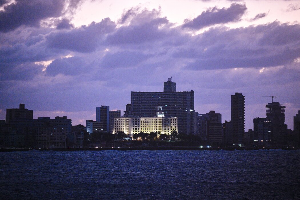 本月哈瓦那发生停电时的情景。