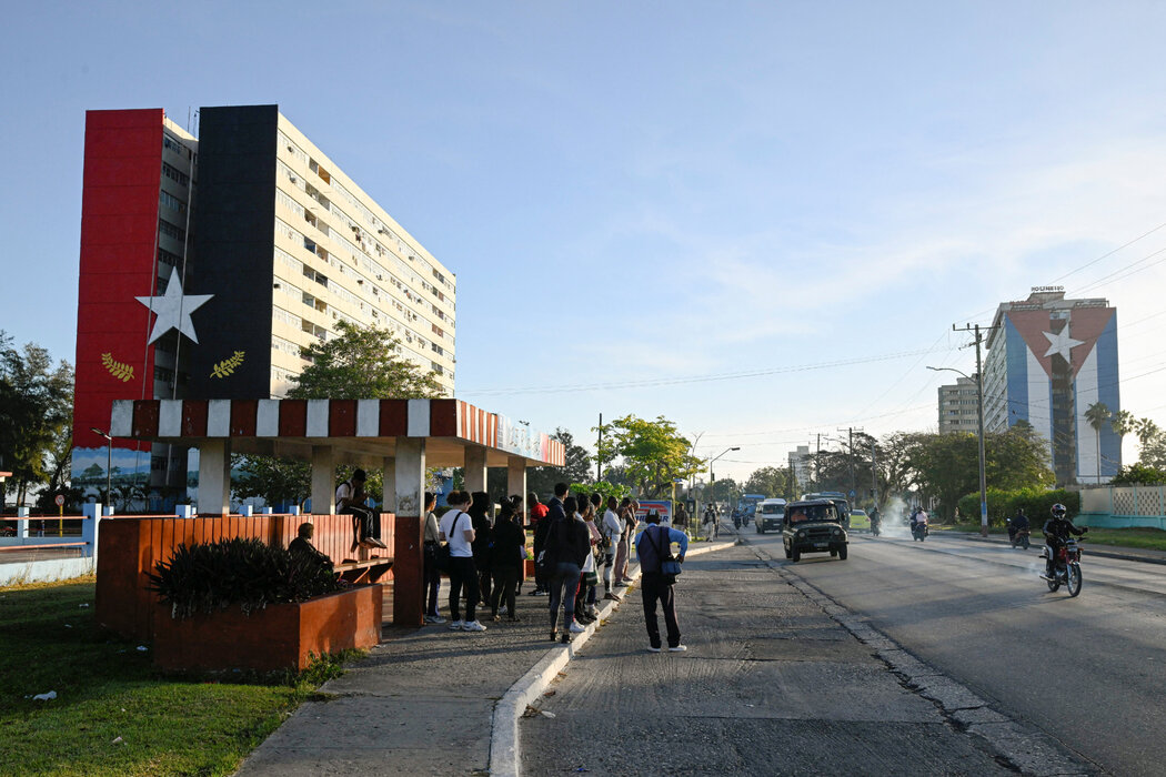 港口城市马坦萨斯,人们正在等候公交车。预计那艘俄罗斯油轮将抵达这里。