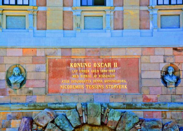 2016-07-04_Royal Palace_Plaque of King Oscar II w Statues of Carl Gustaf Tessin & Guillaume Thomas Taraval 奥斯卡二世国王匾额与泰辛及塔拉瓦尔雕像0001.JPG