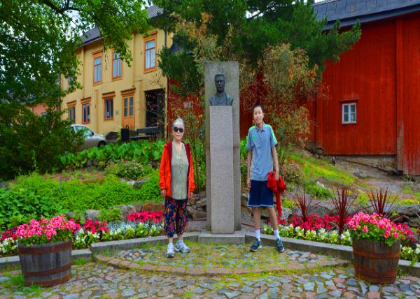 2016-07-03_Statue of Albert Edelfelt who faces the manor house where he was born �泯����ׯ԰�ġ��������ء����·ƶ��ء�����0001.JPG