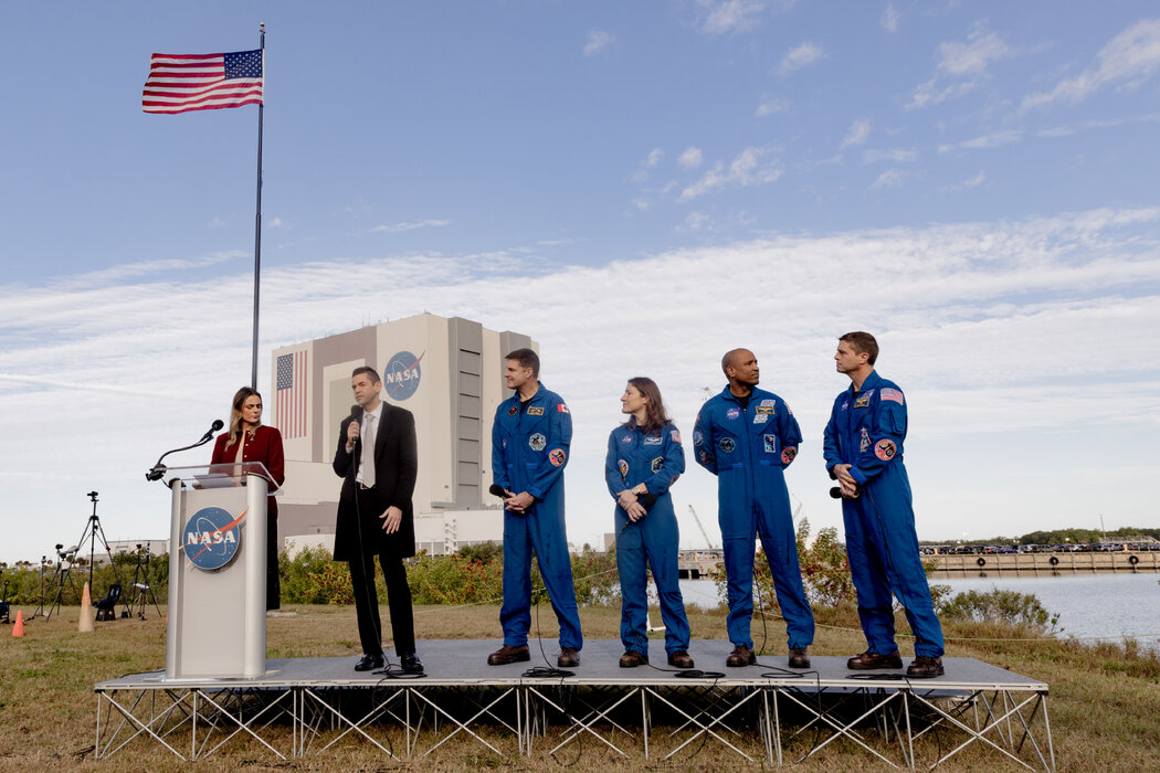 1�£�NASA�ֳ�����¡�����������������밢��߯��˹�������������Ա�ڿ���Ϻ������ĺ�Ӱ��