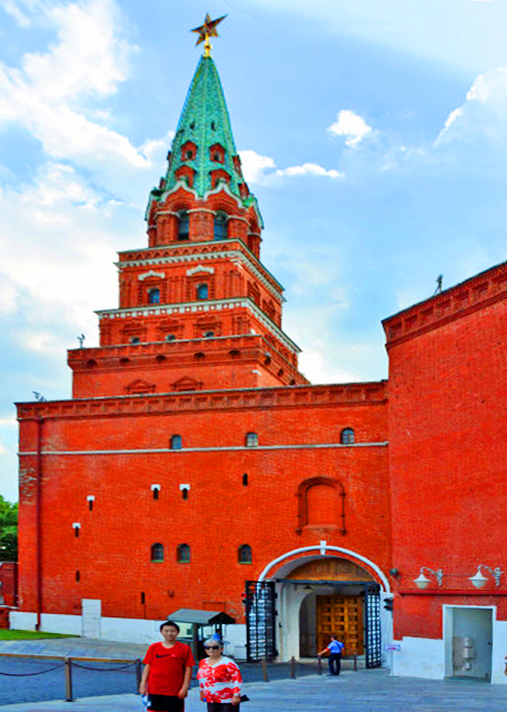 2016-07-01_Kremlin_Borovitskaya Tower w One of Five Kremlin Stars on Top ��ϲ����ͷ����ſ���ķ�ֹ���֮һ-20001.JPG