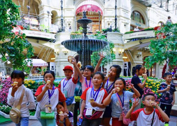 2016-07-01_Red Square_GUM_Campers from Chongqing �������������ӪСѧӪԱ0001.JPG