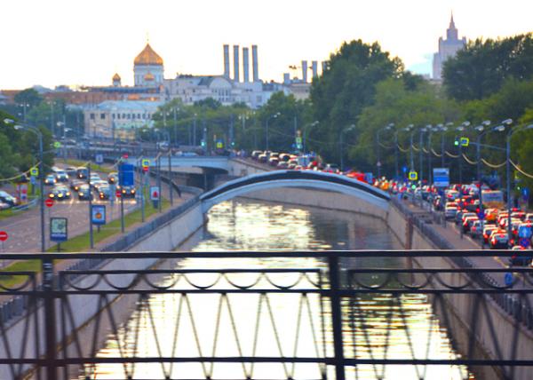 2016-07-01_Moskva River_Sadovnichesky Bridge against  Cathedral of Christ the Saviour & Church of St. Nicholas on Bersenevka Ī˹�ƺӡ������������������������ú�ʥ�����˹����-30001.JPG