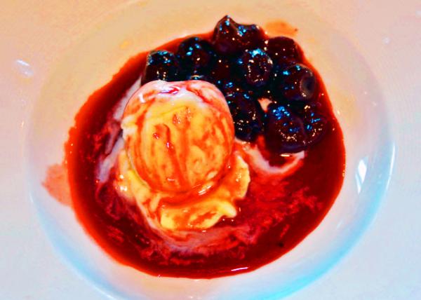 2016-07-02_Food_Vanilla Sorbet w Strawberry Syrup ��ݮ�ǽ�����ݮ����0001.JPG