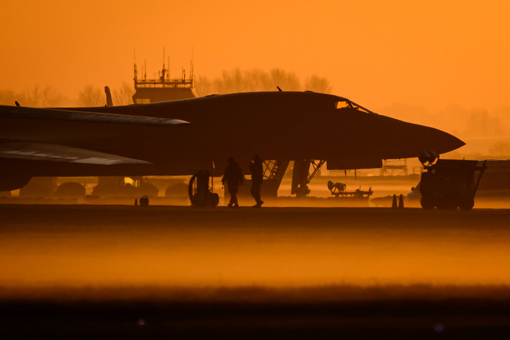 �ϸ��£������վ���һ��B-1��ը����Ӣ��ĳ�վ����ء�

