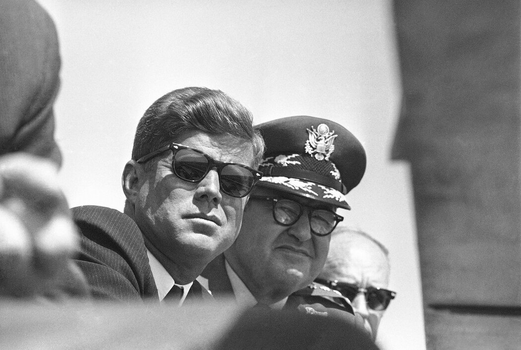 1962�꣬�������ͳ��վ���ı���µ�˹����÷�Ͻ��ڷ������ۿ�B-52��ը����