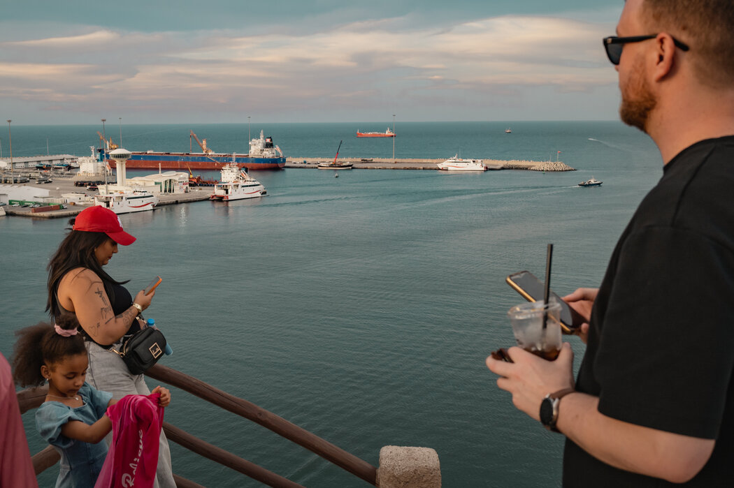 多艘船只停泊在阿曼马斯喀特附近、霍尔木兹海峡附近的海域。该水道关闭导致石油、天然气、化肥及其他货物的运输受阻。