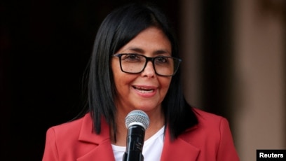 ������Ƭ��ί��������ʱ��ͳ�¶������޵����˹(Delcy Rodriguez)��ί������������˹������������Դ���������񡤲���ķ(Doug Burgum)���л���ʱ����������(2026��3��4��)