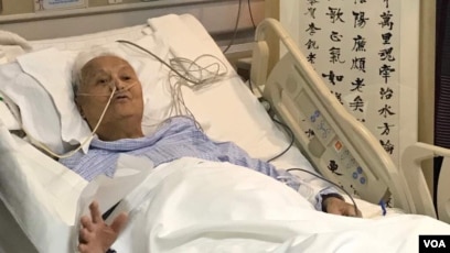 资料照片:2018年4月13日,中共党史专家李锐在北京的医院病房庆祝101岁生日。(美国之音叶兵拍摄)