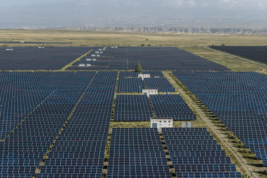 去年在中国青海省，将阳光直接转化为电能的光伏太阳能板。