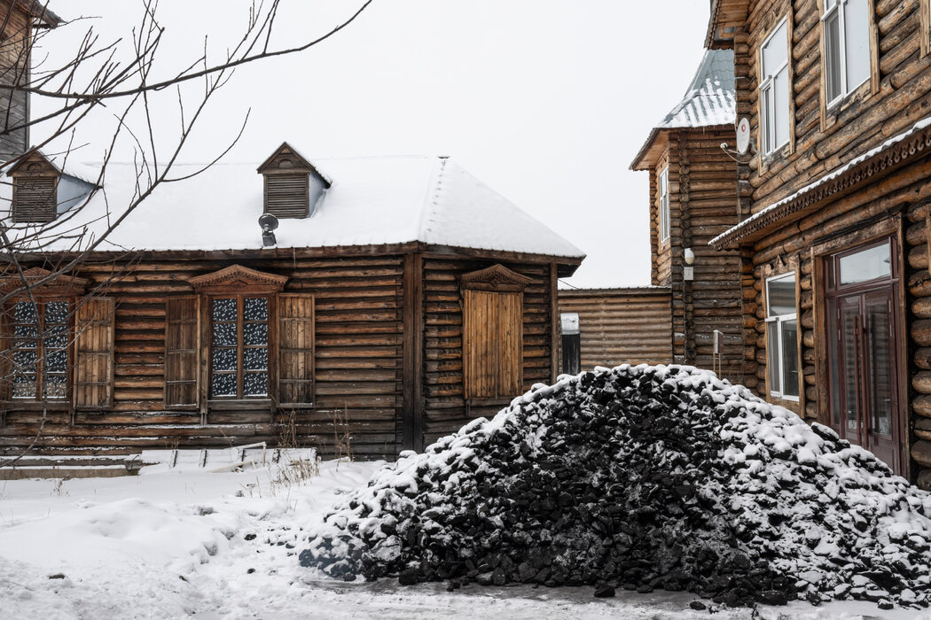 去年，中国某农村庭院里的煤炭。