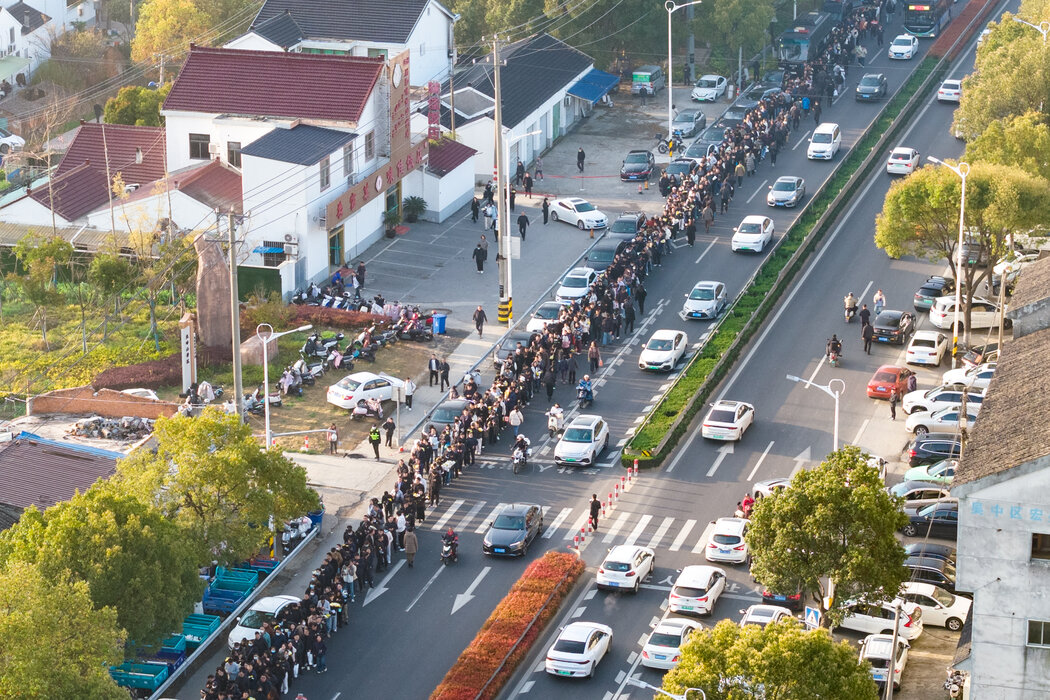 前来参加张雪峰追悼会的悼念者。