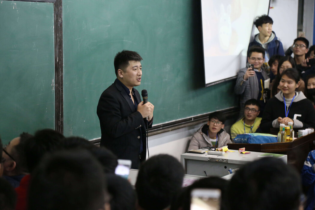 2017年,张雪峰给大学生做讲座。对于正在选择大学专业的学生,他的建议直截了当,毫不客气。