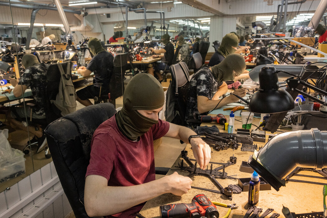 去年,乌克兰中部,一群戴着口罩以掩饰身份的乌克兰平民正在组装无人机。乌克兰和伊朗的战争清楚地表明,即便是廉价的无人机也能造成巨大破坏。