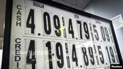 美国纽约州纳纽埃特镇的一家加油站显示当天的汽油价格。(2026年4月2日)