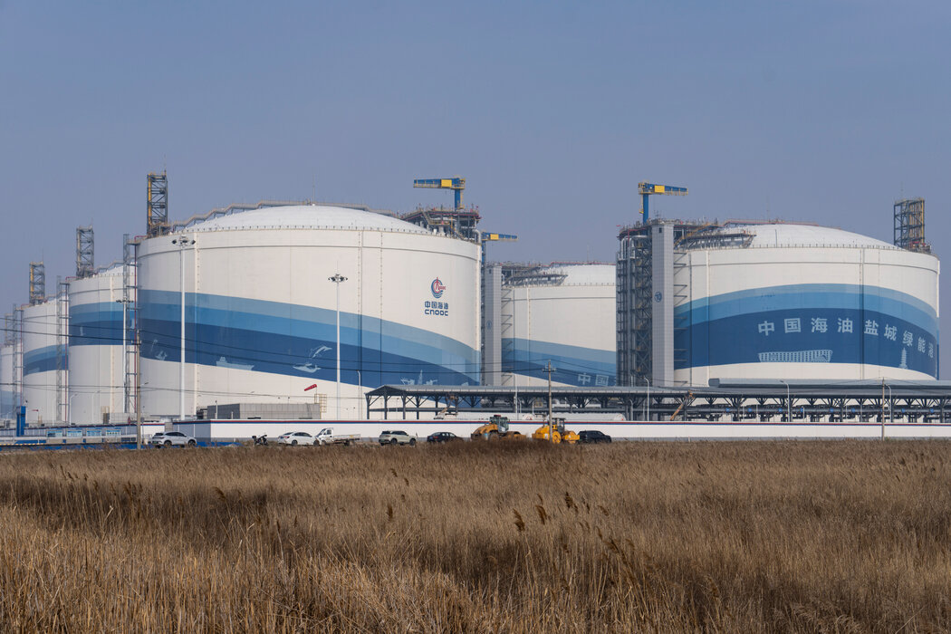 中国盐城的这些储罐构成了全球最大的地面超低温天然气储备,这里的天然气以液态形式储存。