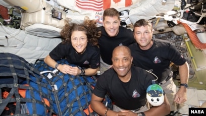 阿尔忒弥斯二号任务机组人员(从左起顺时针)克里斯蒂娜·科赫(Christina Koch)、杰里米·汉森(Jeremy Hansen)、里德·怀斯曼(Reid Wiseman)和维克多·格洛弗(Victor Glover) 在猎户座飞船上与他们的零重力指示玩偶“Rise”合影。(2026年4月7日)