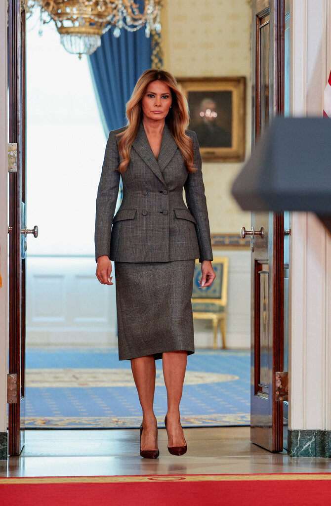 ���ģ���һ����÷����櫡��������ڰ׹�������һ�ݳ������ϵġ����ڰ���˹̹��������