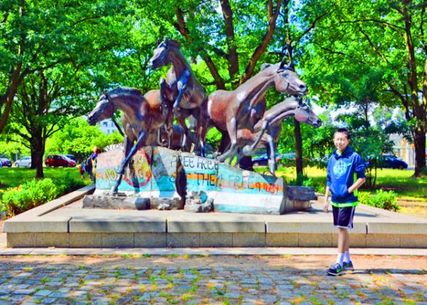 2016-06-28_Sculpture of The Day the Wall Came Down @ Clayallee �������������ܡ�ǽ��������һ�졷0001.JPG