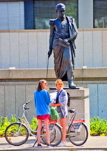 2016-06-28_Berlin State Library_Statue-20001.JPG