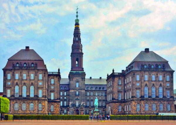 2016-06-25_Christiansborg Palace_Façade-20001.JPG